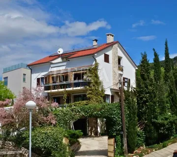 Dramalj - prostrana kuća sa 4 stambene jedinice - cover