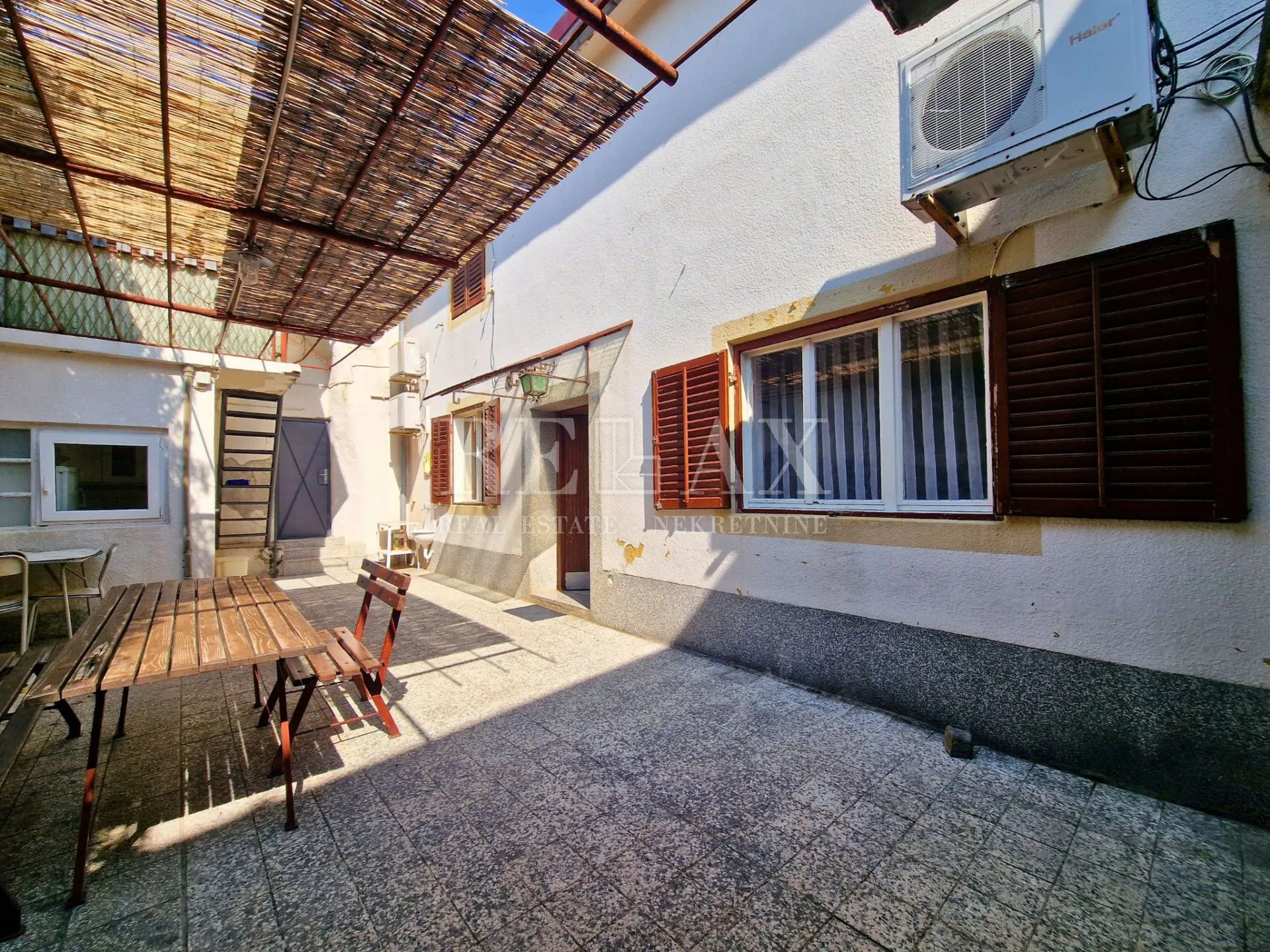 Novi Vinodolski - kuća s okućnicom u centru - cover