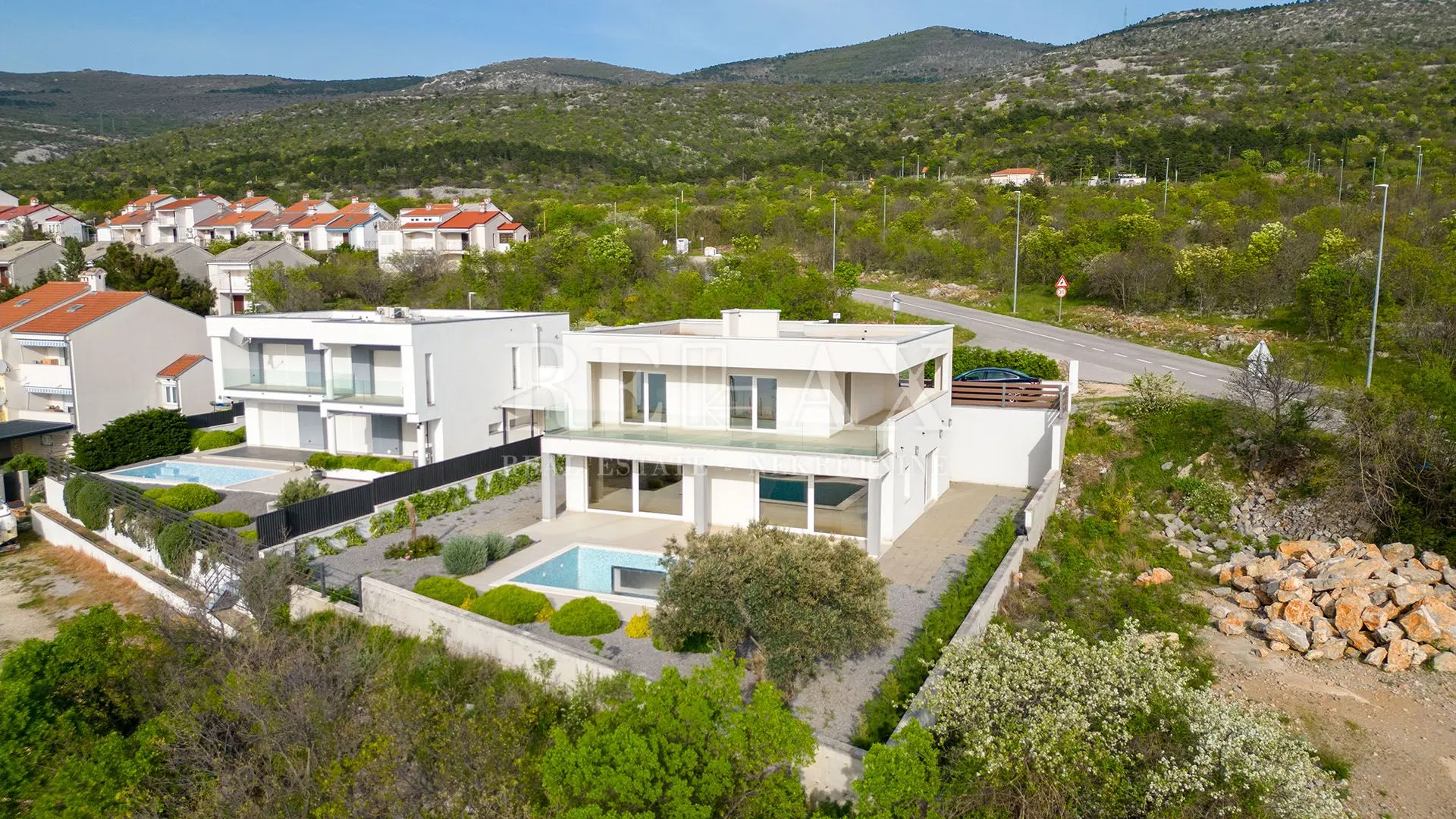 Klenovica - novogradnja s bazenom i pogledom - cover