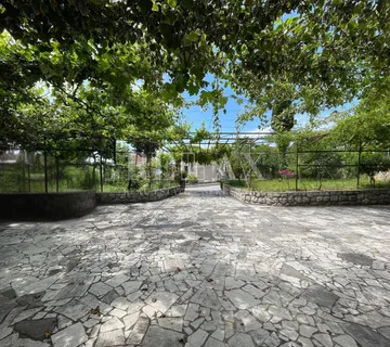 Crikvenica - prostrana samostojeća kuća s potencijalom - cover