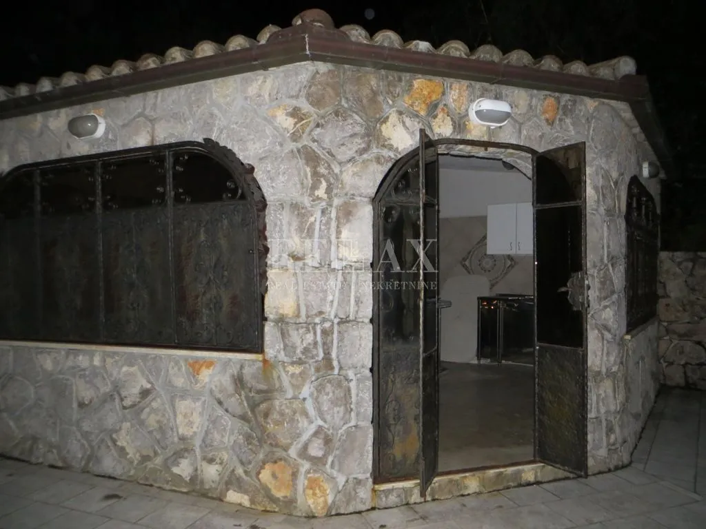 CRIKVENICA - Restoran sa lijepom terasom - cover