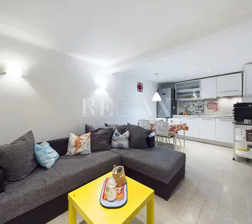 Crikvenica - kamena kuća s pogledom na more - cover