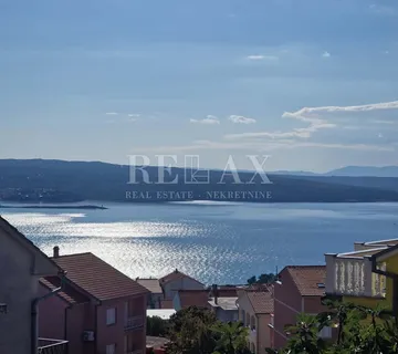 Crikvenica – trosobni stan s garažom i neuređenim potkrovljem