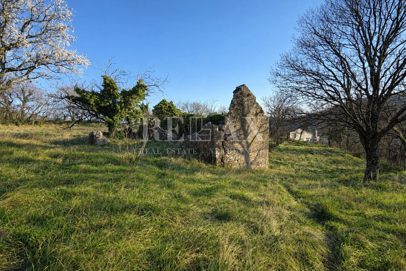 Bribir - građevinsko zemljište sa starinom - cover