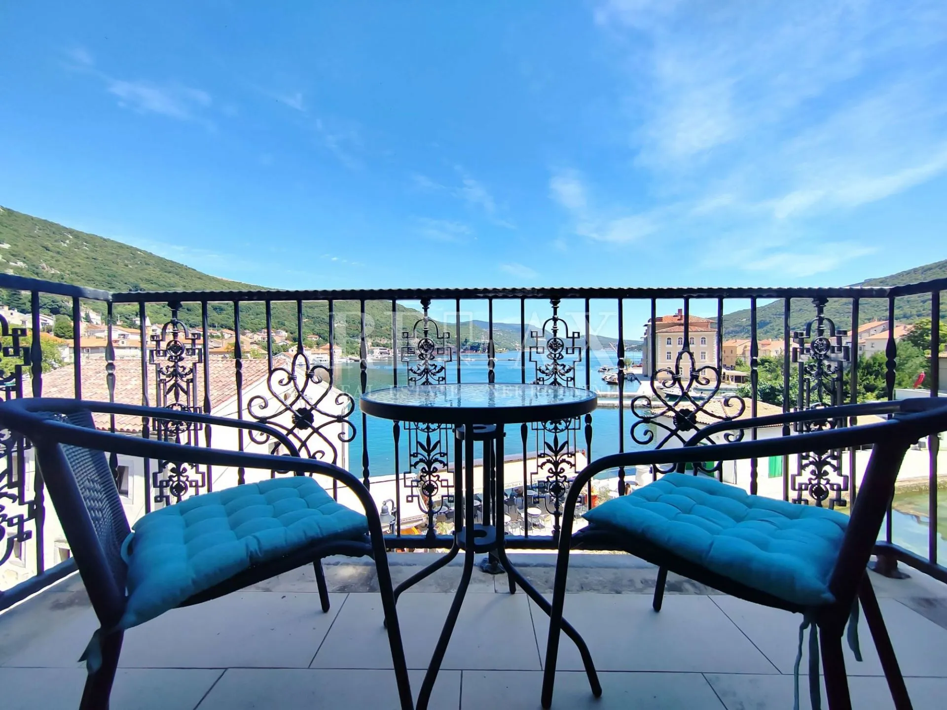 Bakar - prostrana kuća u blizini mora - cover