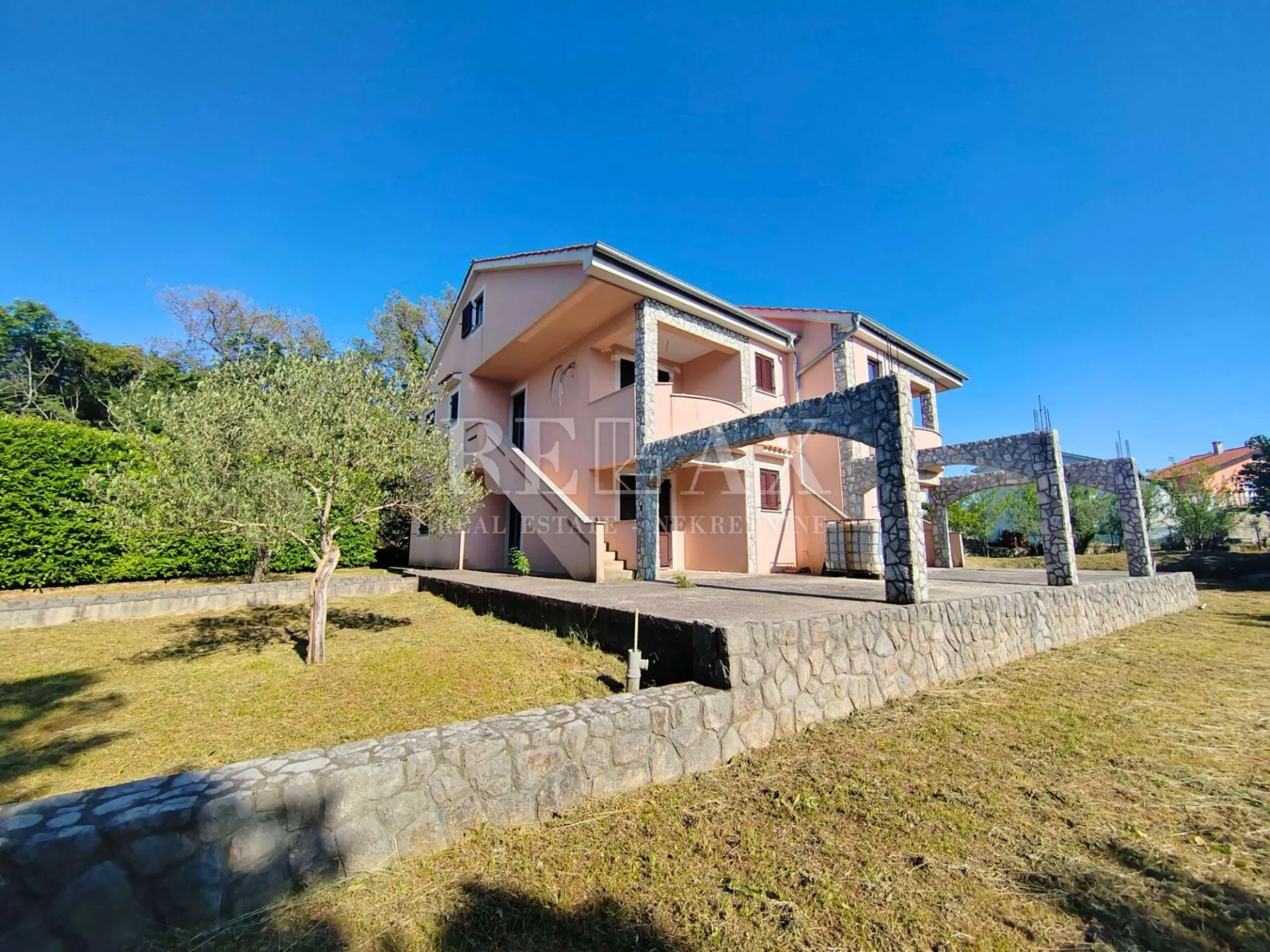 Otok Krk, Dobrinj - dvije kuće sa četiri stana - cover