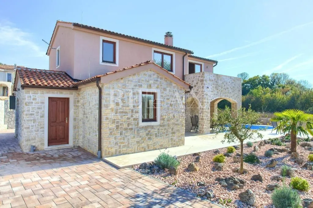 Otok Krk, Malinska - kamena vila s bazenom - cover