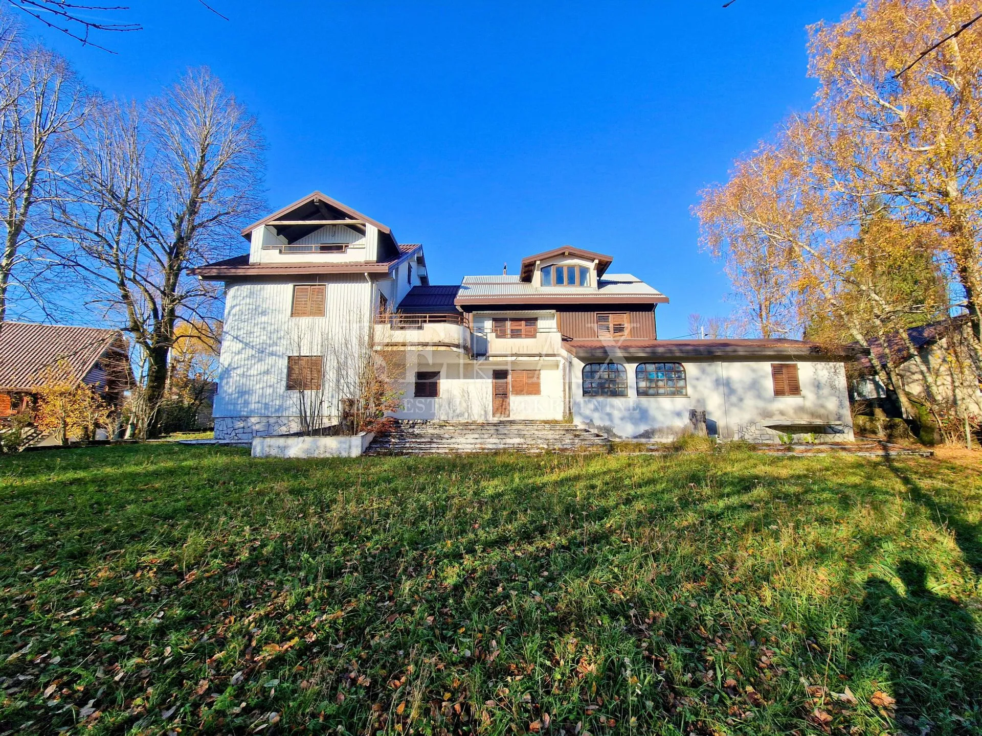 Fužine - samostojeća kuća s velikom okućnicom - cover