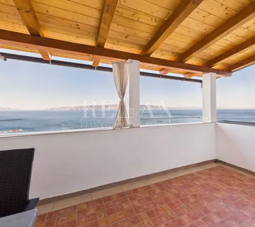 Senj - stan u drugom redu do mora - cover