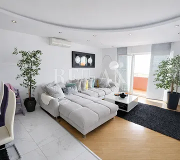 Crikvenica - trosobni stan s pogledom na more - cover