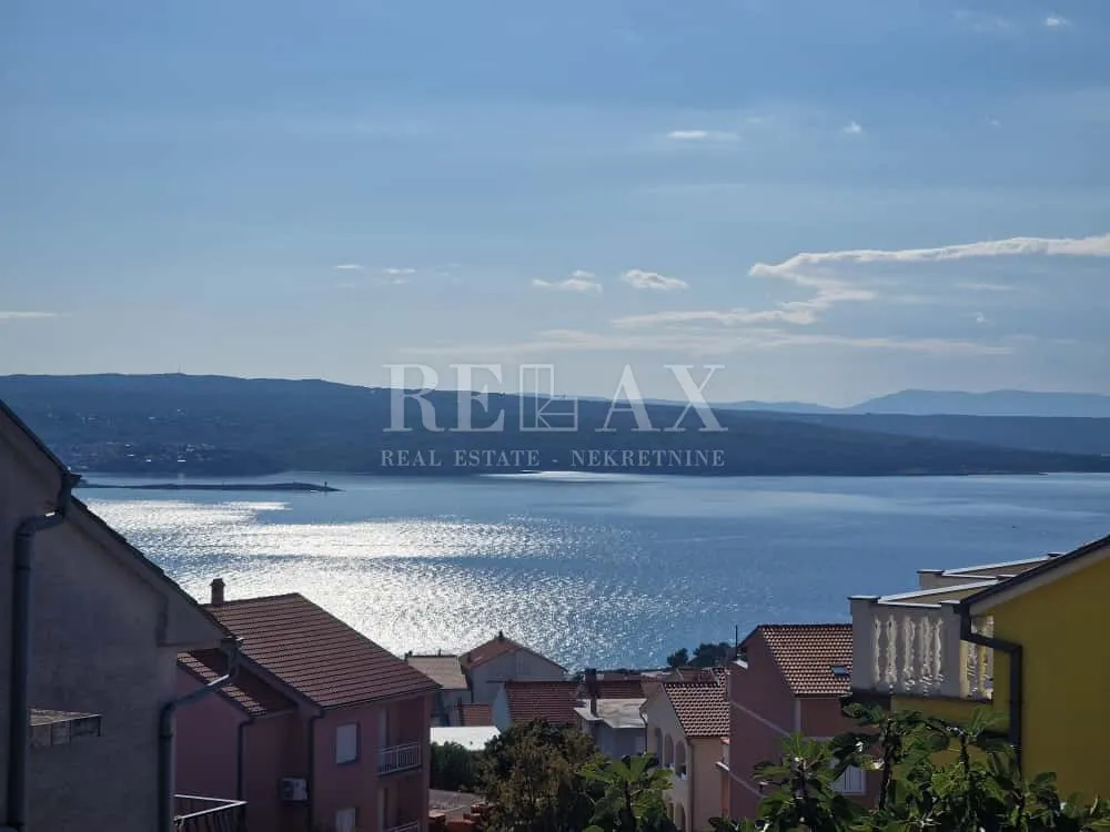 Crikvenica – trosobni stan s garažom i neuređenim potkrovljem - cover