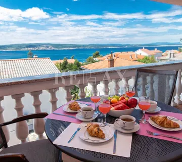 Crikvenica - kuća sa 3 apartmana na odličnoj lokaciji - cover