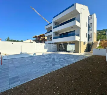 Dramalj - novogradnja, dvoetažni stan s bazenom - cover