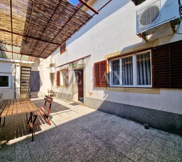 Novi Vinodolski - kuća s okućnicom u centru - cover