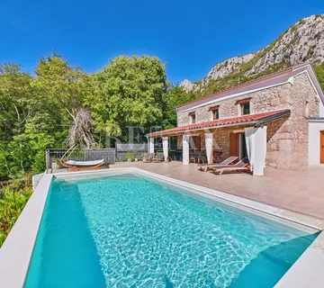 Bribir -  kamena vila s grijanim bazenom - cover