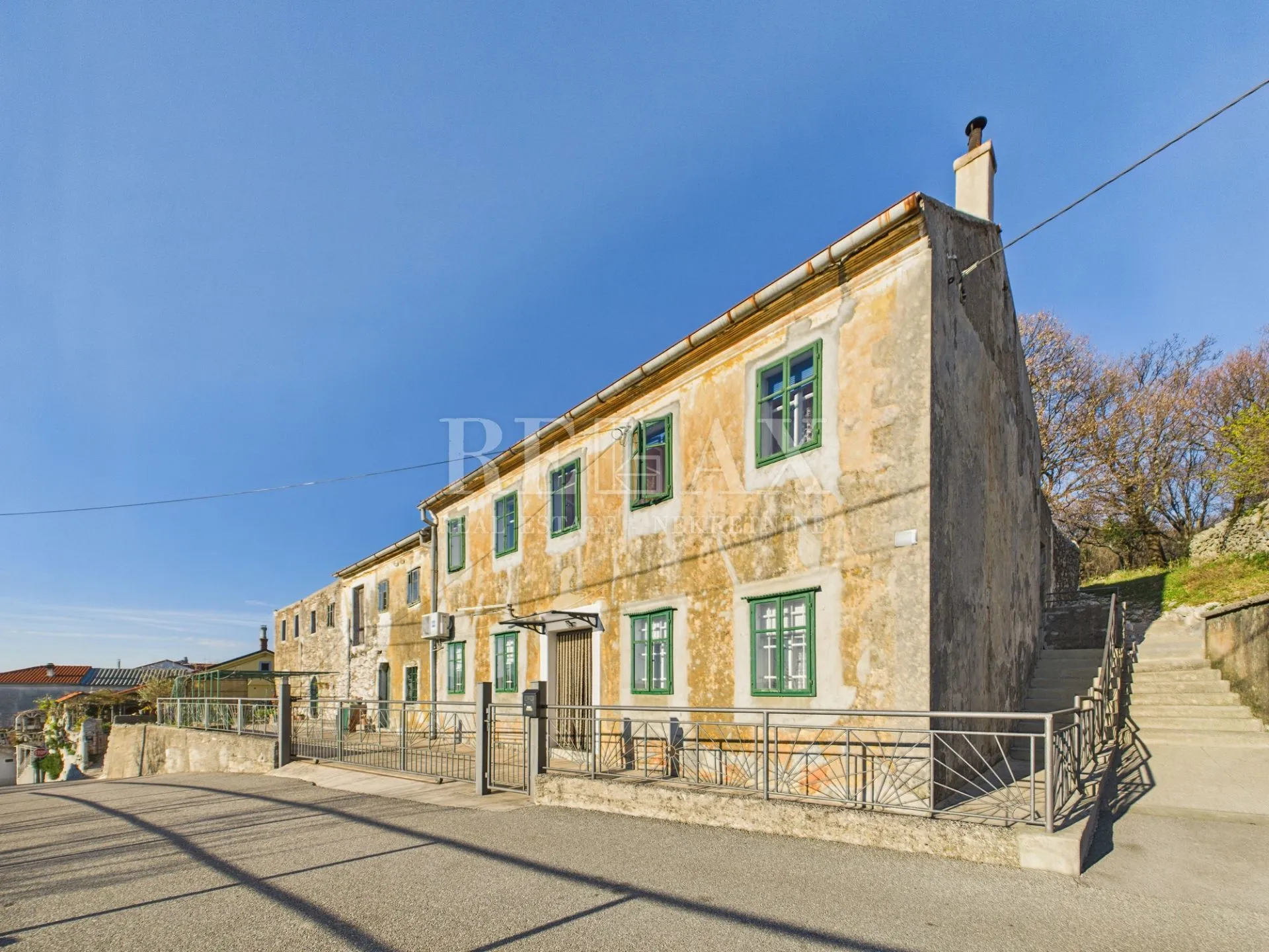 Kukuljanovo - kuća, starina i ruševina s velikom okućnicom - cover