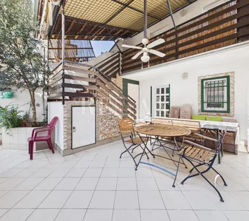 Novi Vinodolski - dvije kuće u centru grada - cover