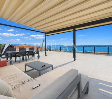 Dramalj – prostrani stan s krovnom terasom i pogledom - cover