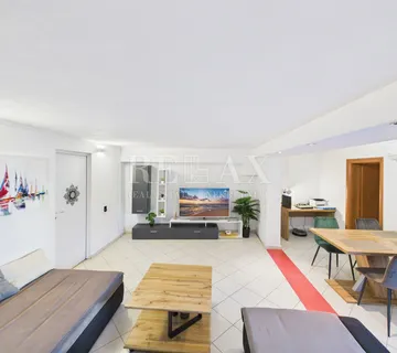 Jadranovo - trosoban stan u mirnoj ulici - cover