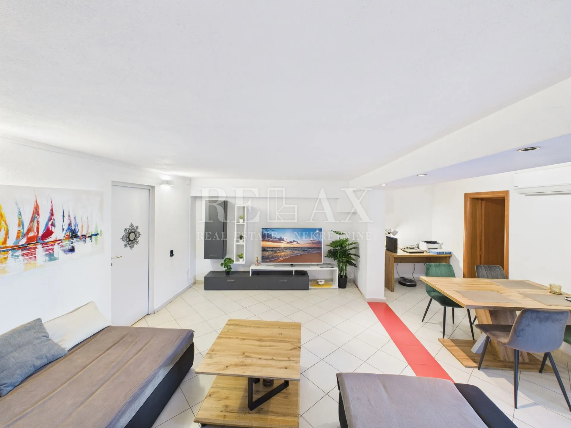 Jadranovo - trosoban stan u mirnoj ulici - cover