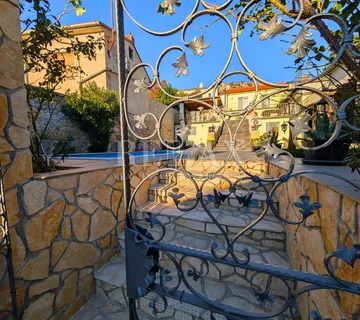 Bribir - kuća s bazenom i tri apartmana - cover