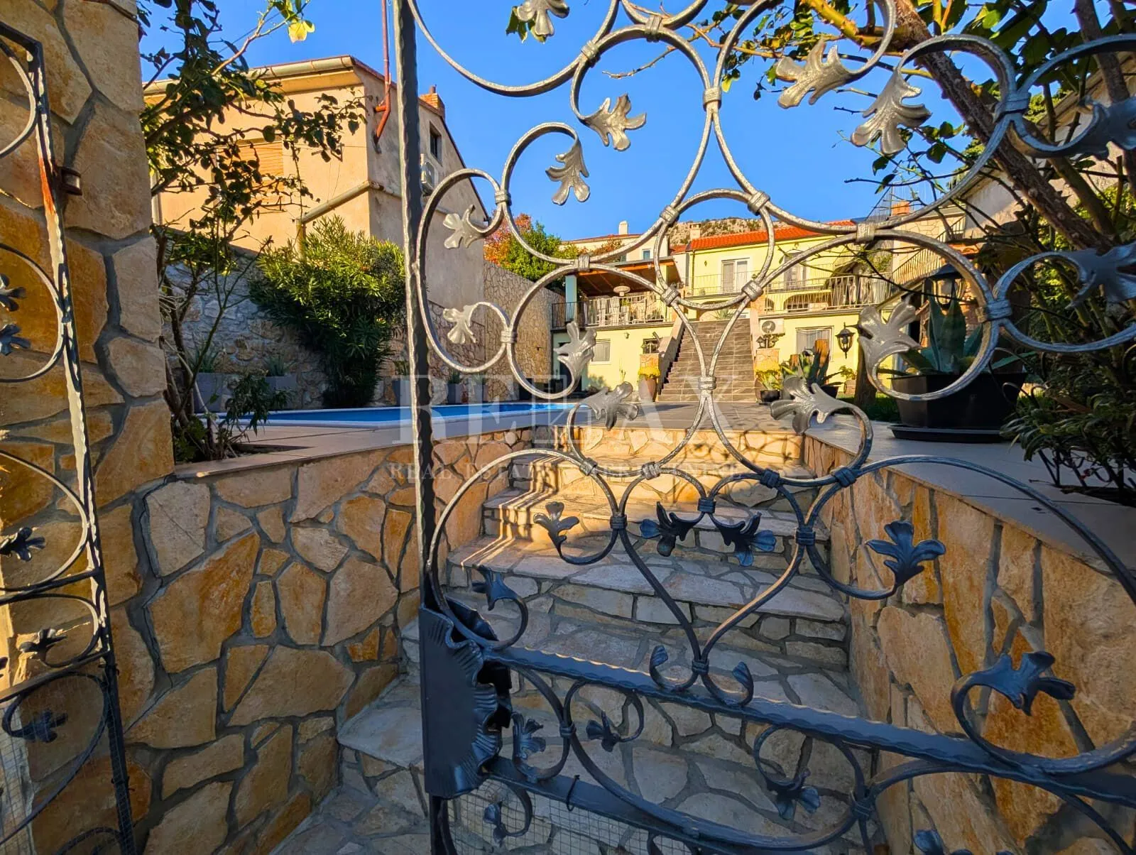 Bribir - kuća s bazenom i tri apartmana - cover