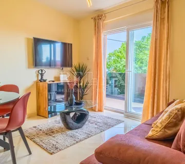 Novi Vinodolski - kuća s 3 stambene jedinice - cover