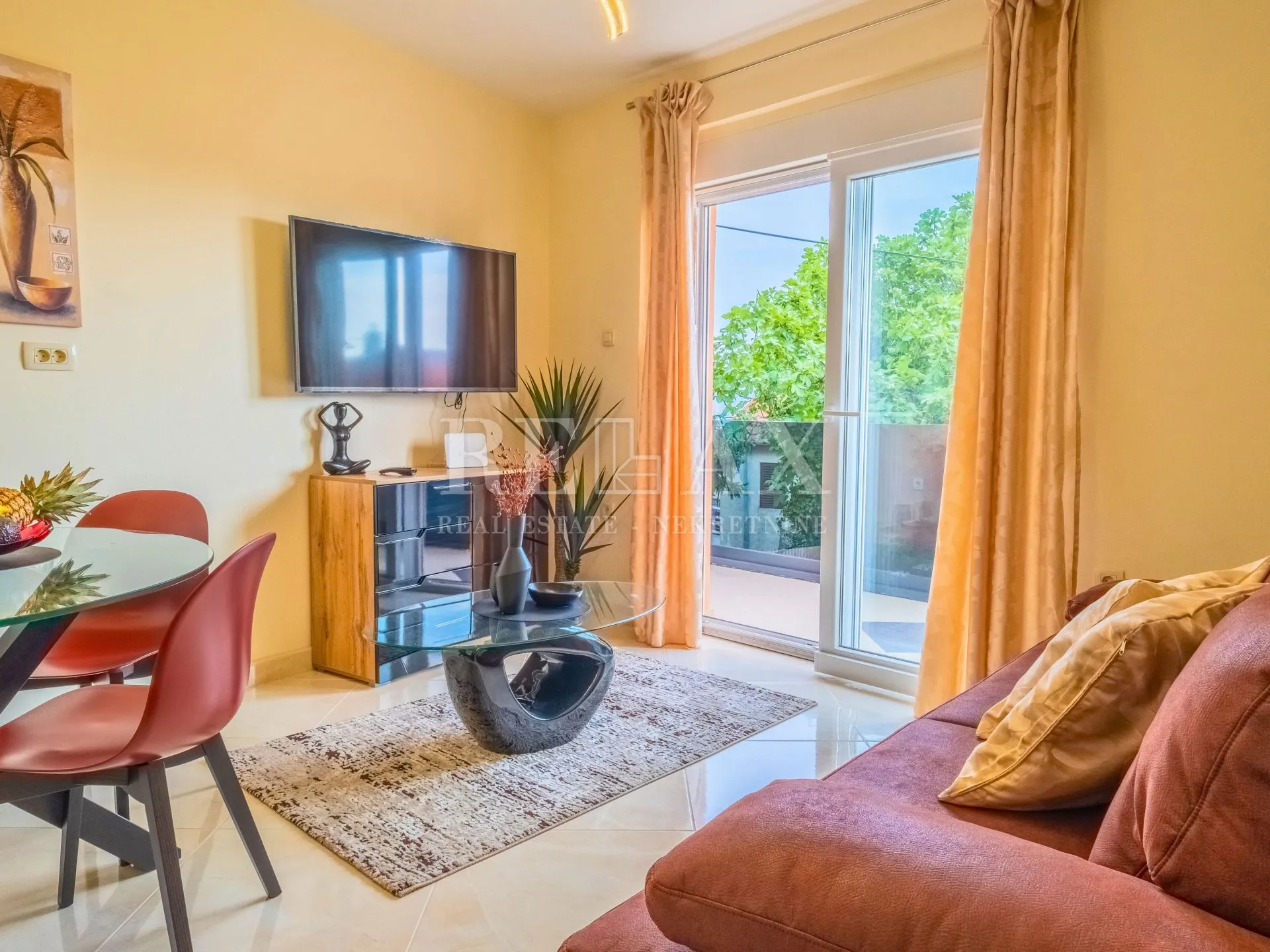 Novi Vinodolski - kuća s 3 stambene jedinice - cover