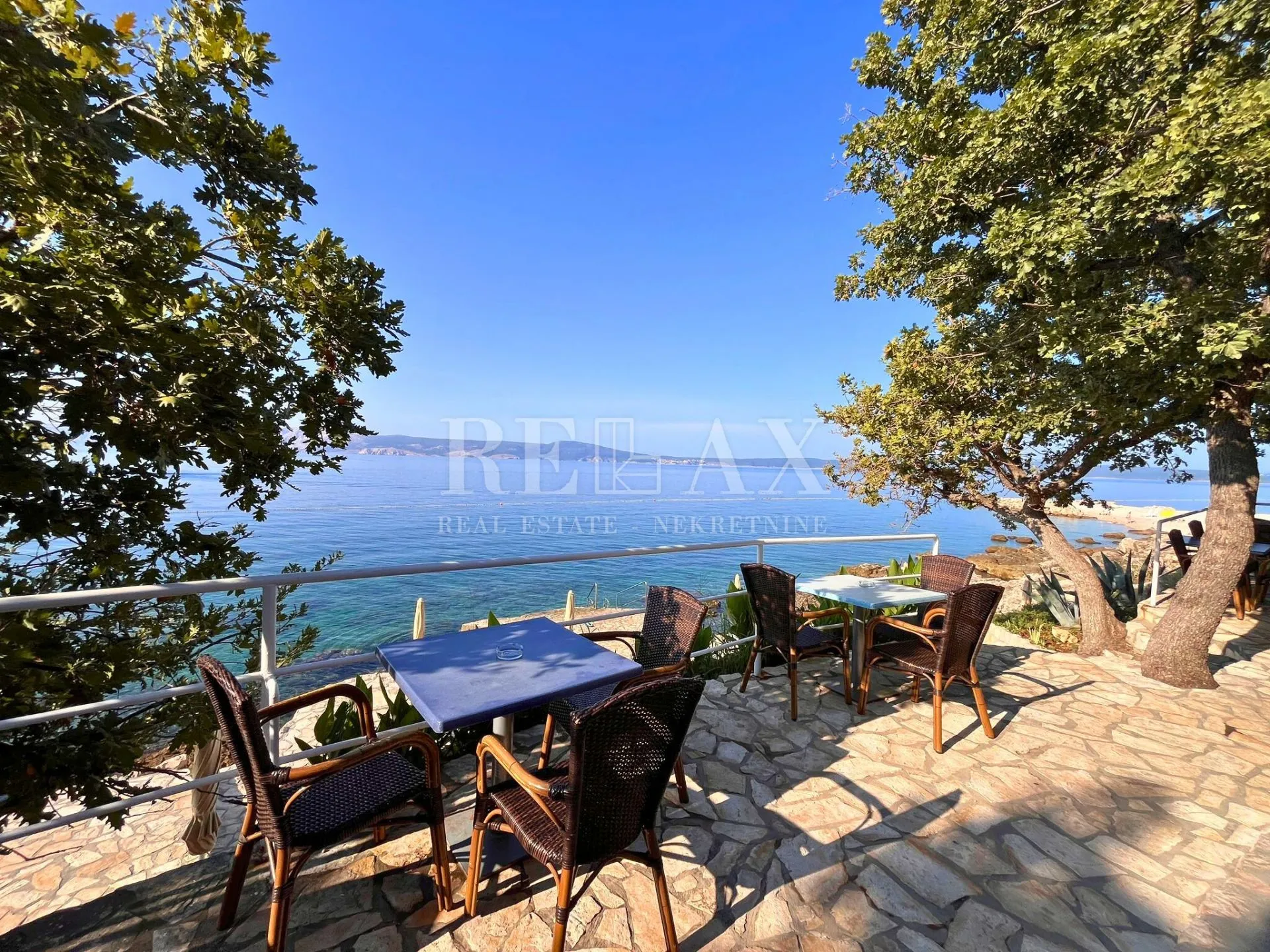 Novi Vinodolski - restoran u prvom redu do mora - cover