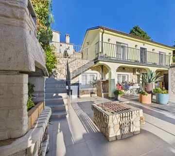 Bribir - kuća s bazenom i tri apartmana - cover