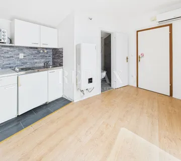 Crikvenica – nenamješten apartman u potkrovlju u centru