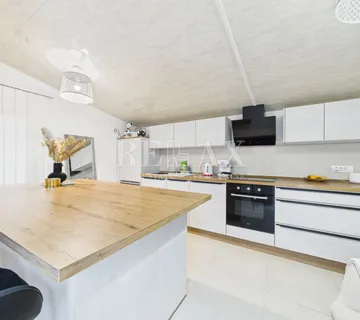 Kastav - kuća sa 3 stana i poslovnim prostorom - cover