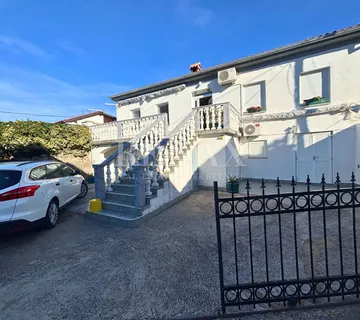 Jadranovo - samostojeća kuća s 3 apartmana - cover