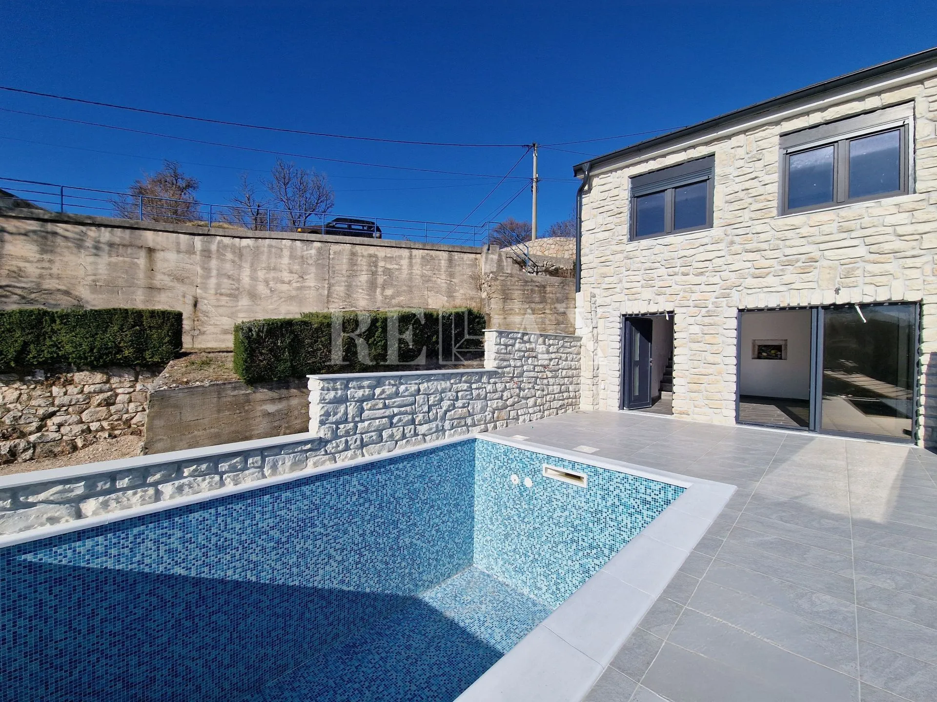 Bribir - kamena kuća s bazenom i pogledom na more - cover