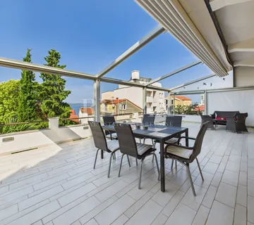 Crikvenica - stan s velikom terasom, 90 m od plaže
