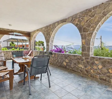 Crikvenica – Dio kuće s tri apartmana
