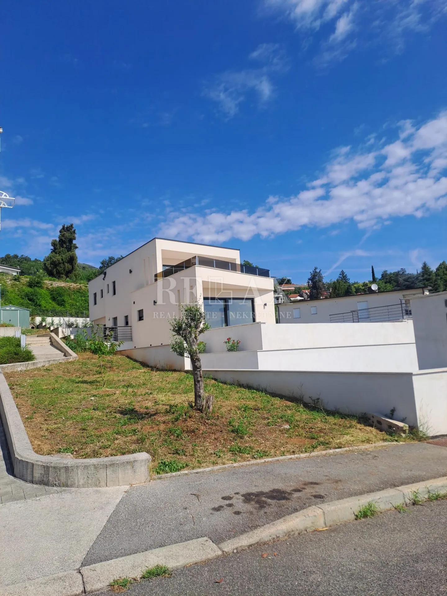 Lovran - luksuzna vila s panoramskim pogledom na more - cover