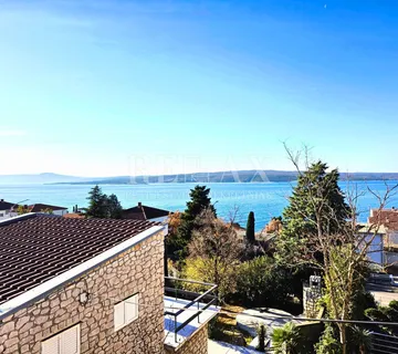 Crikvenica - kuća s 2 stana, 180 m od plaže - cover