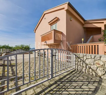 Novi Vinodolski - kuća s bazenom na odličnoj lokaciji - cover