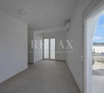 Crikvenica - stan s velikom terasom, parking - cover