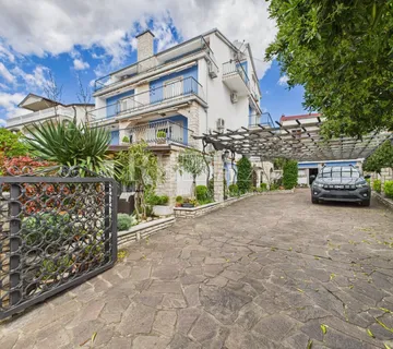 Selce - kuća s 10 smještajnih jedinica - cover