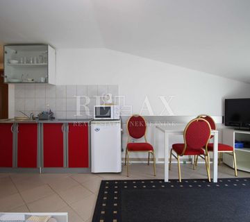 Crikvenica - etaža sa tri apartmana u centru grada - cover