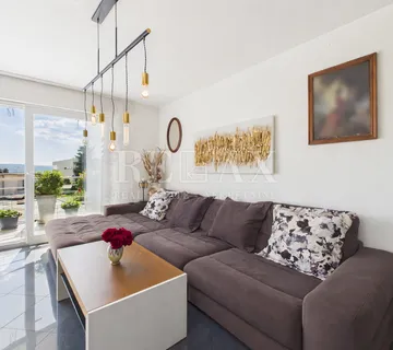 Crikvenica - dvosoban stan s pogledom na more i parkingom - cover