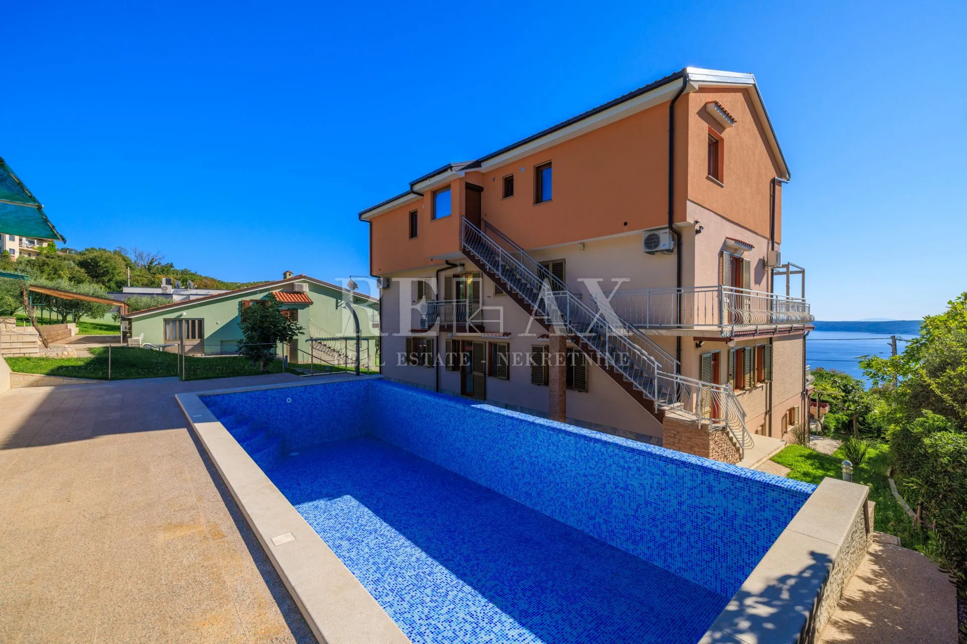 Crikvenica - prostrano imanje s bazenom - cover