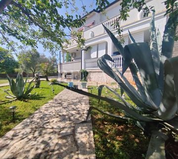Otok Krk, Malinska – stan s okućnicom u blizini mora - cover