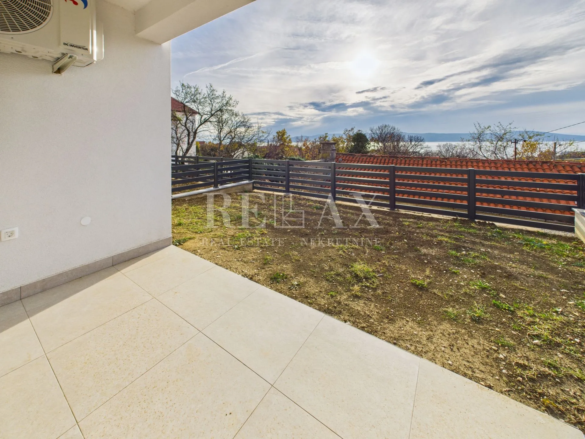 Povile - stan u novogradnji, parking, okućnica - cover