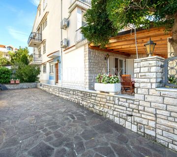 Selce - kuća s 10 smještajnih jedinica - cover