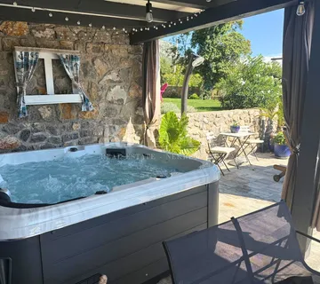 Bribir - kuća sa bazenom i okućnicom - cover