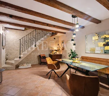 Tribalj - kamena kuća s pogledom na jezero - cover