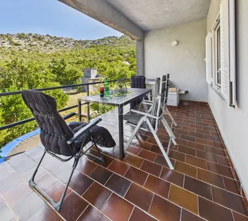 Volarice, Senj - prizemnica s velikom okućnicom - cover